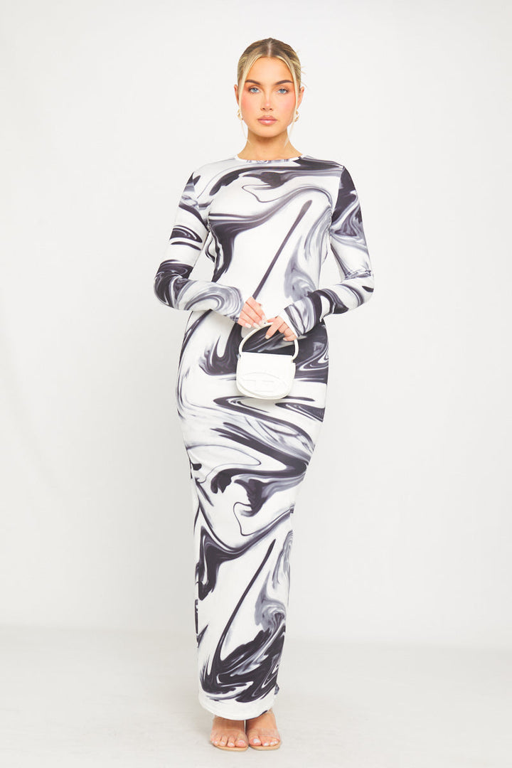 Schwarzes, langärmliges Maxikleid mit offenem Rücken und Marmor-Print