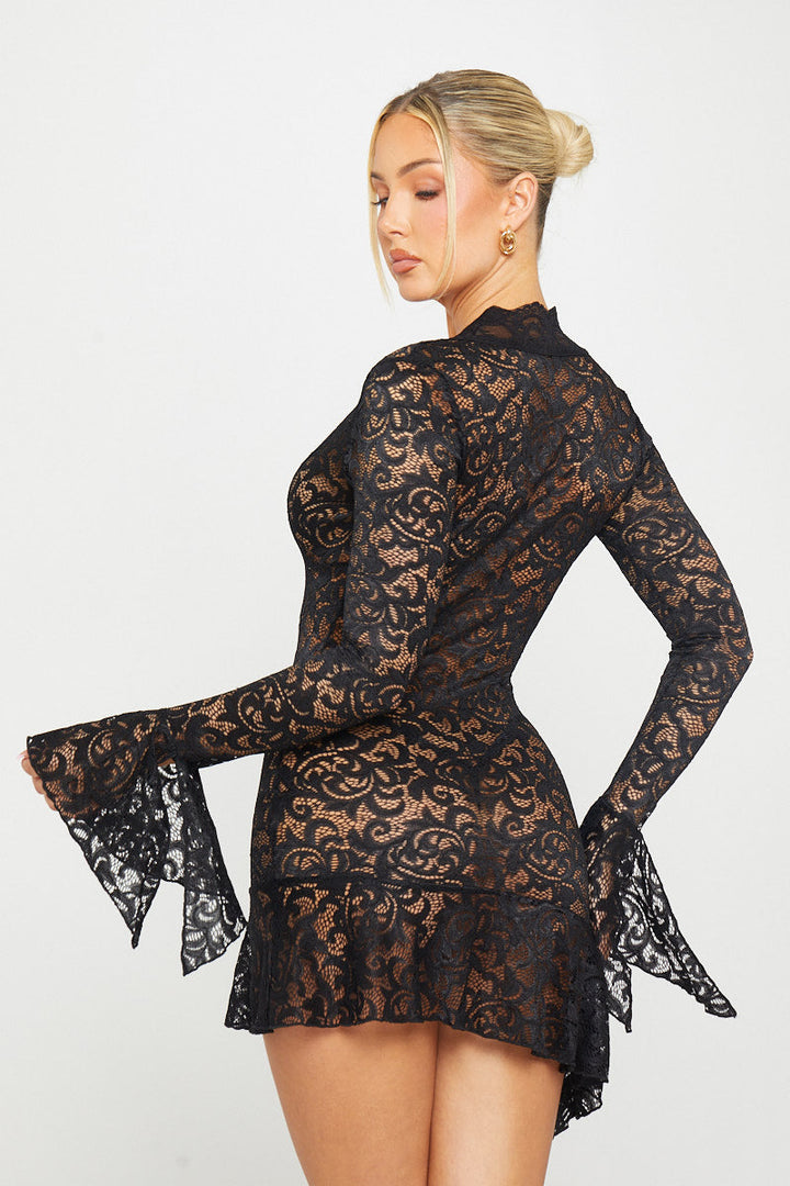 Schwarzes Minikleid aus transparenter Spitze mit tiefem Ausschnitt und ausgestellten Ärmeln