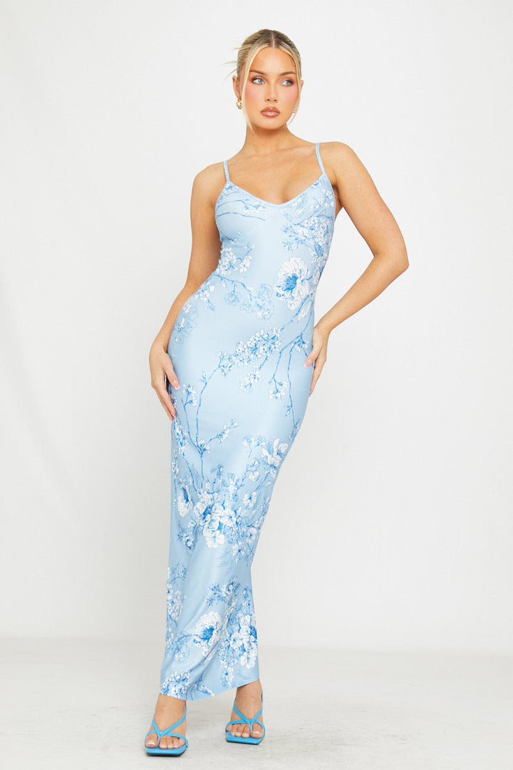 Blaues Maxikleid mit tiefem Ausschnitt und Blumenmuster