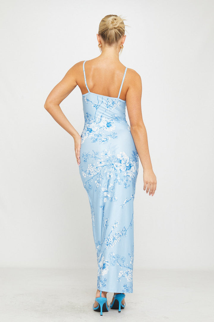 Blaues Maxikleid mit tiefem Ausschnitt und Blumenmuster