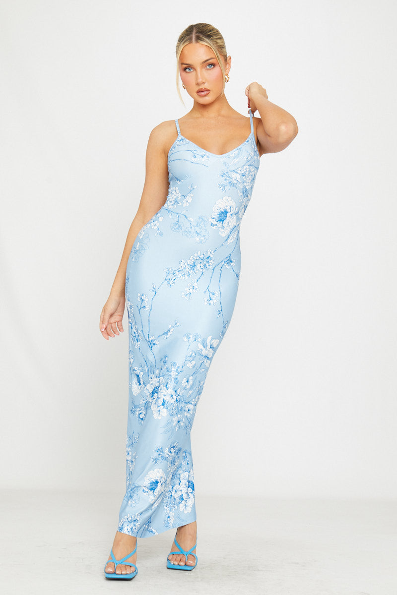 Blaues Maxikleid mit tiefem Ausschnitt und Blumenmuster
