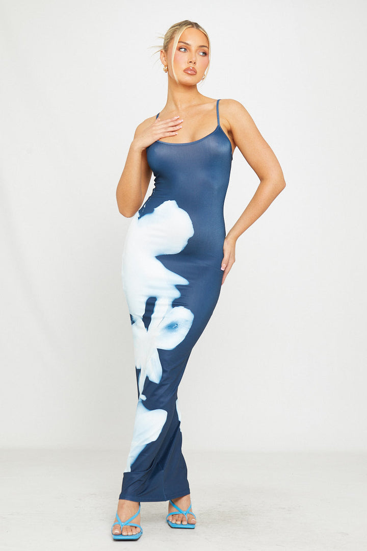 Blaues, figurbetontes Maxikleid mit Blumenmuster und Trägern