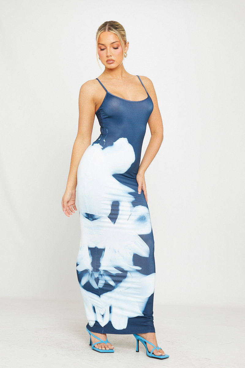 Blaues, figurbetontes Maxikleid mit Blumenmuster und Trägern