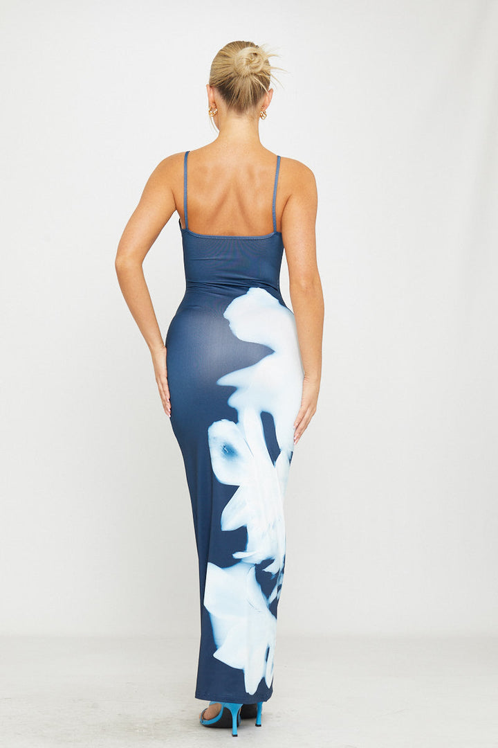 Blaues, figurbetontes Maxikleid mit Blumenmuster und Trägern