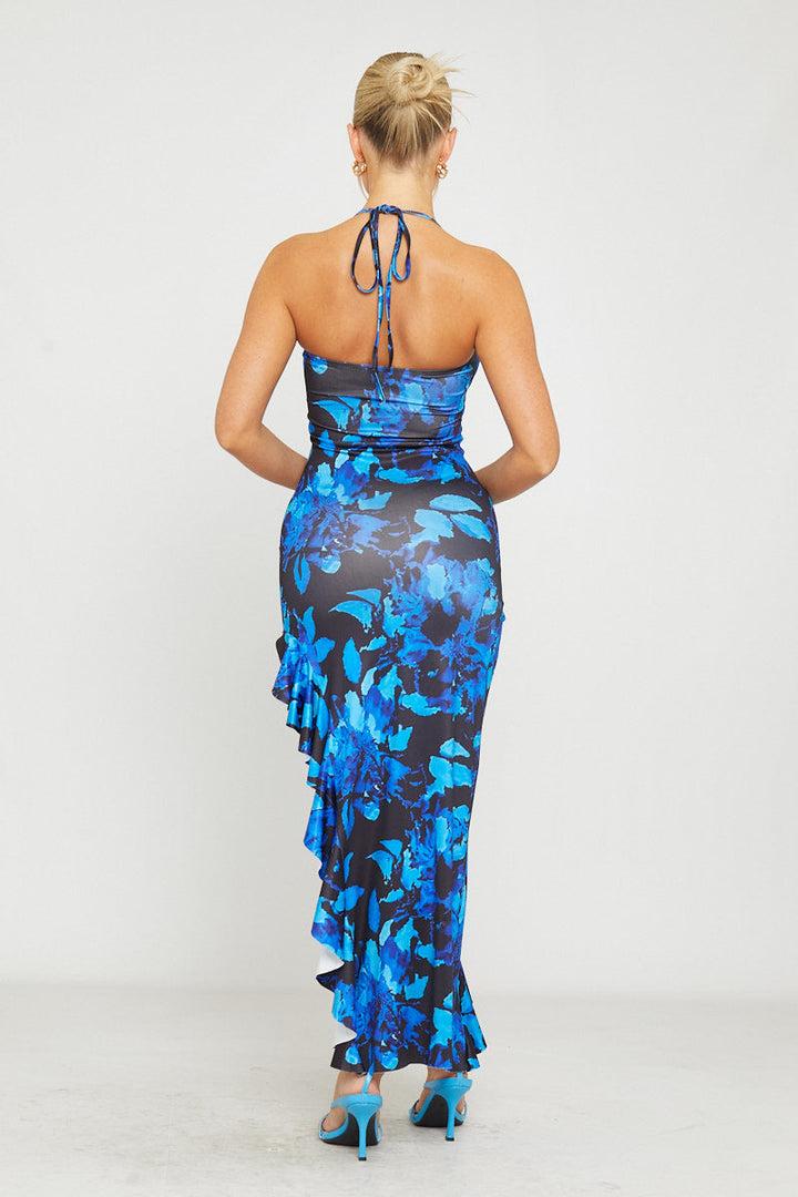 Blaues Maxikleid mit Blumenmuster, Rüschen und Neckholder und Bindeband vorne
