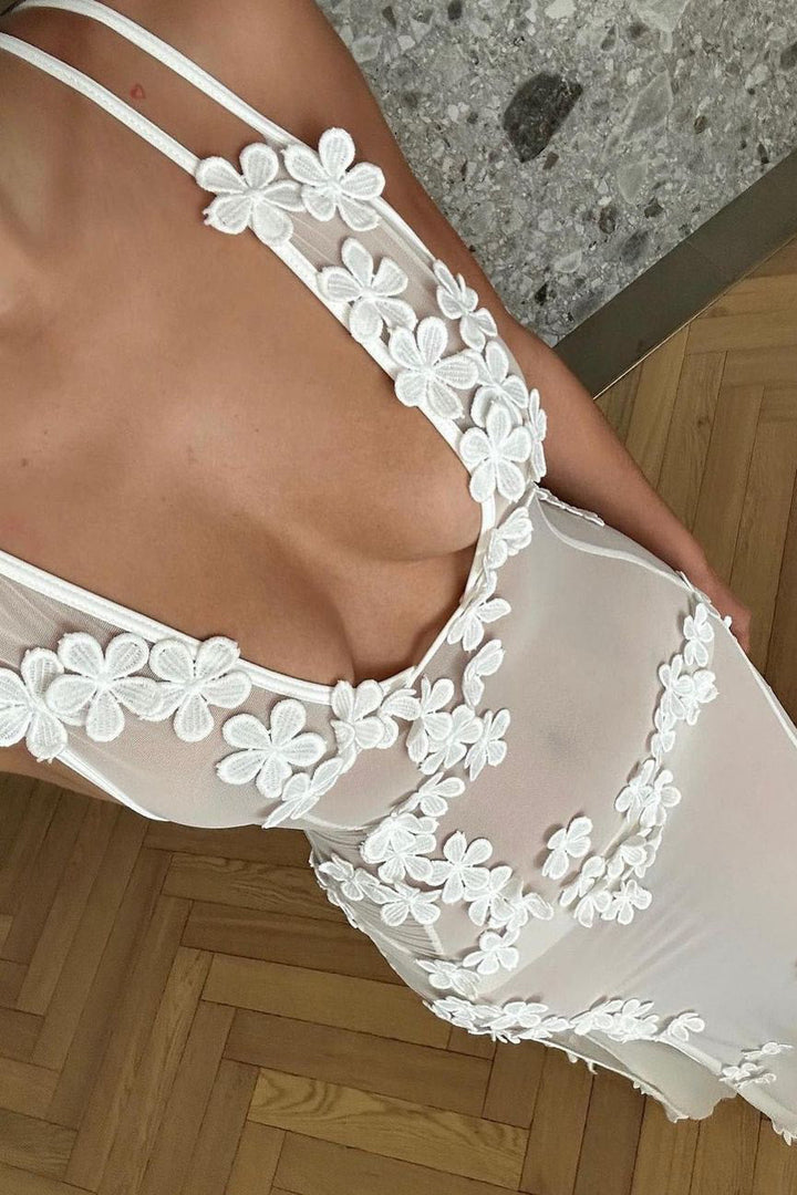 Robe longue blanche transparente à fleurs et fente sur la cuisse