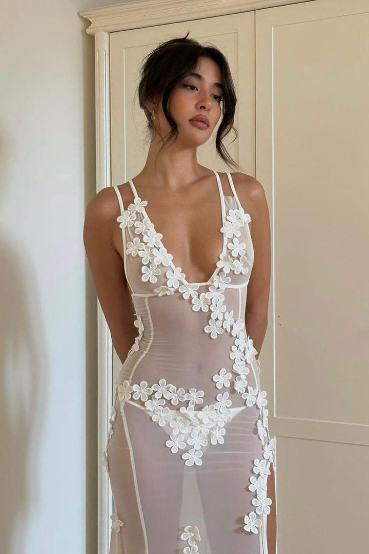 Robe longue blanche transparente à fleurs et fente sur la cuisse