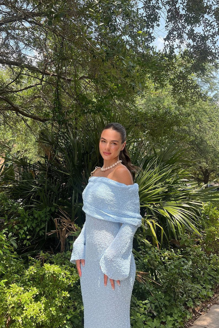 Robe longue bleu clair en tricot à épaules dénudées et boucle