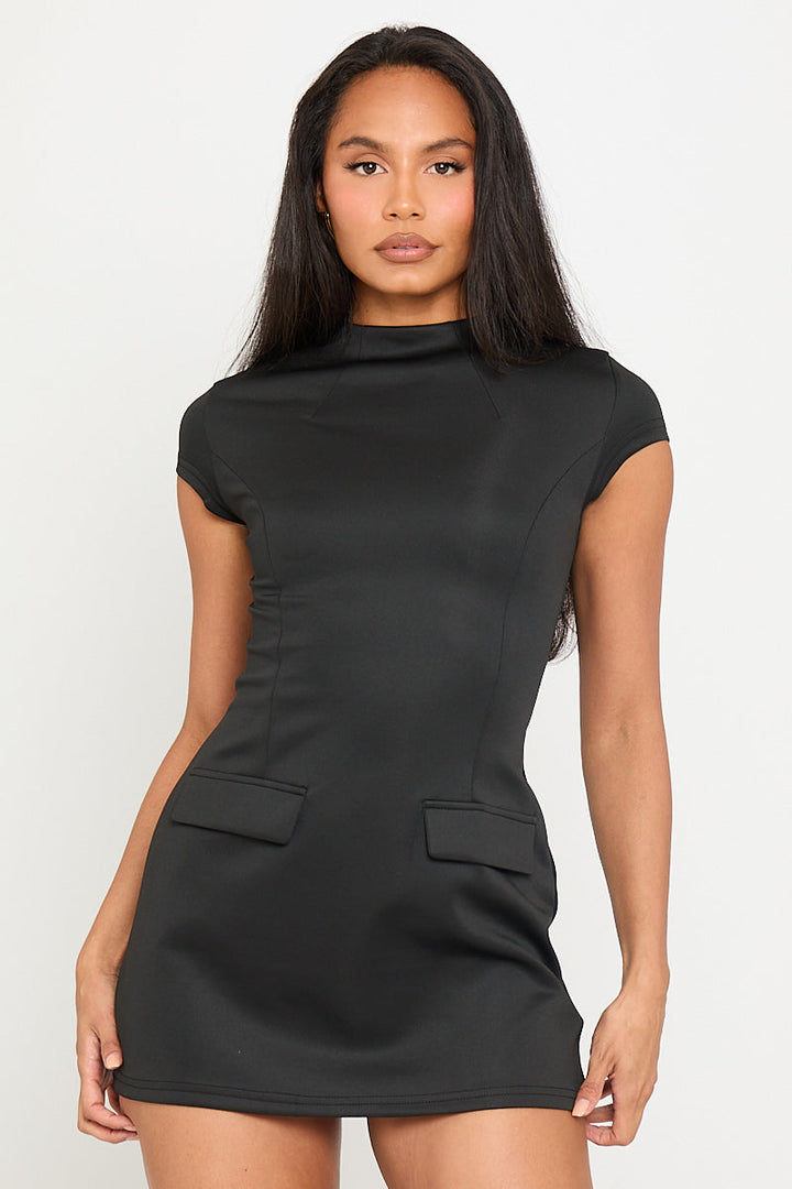 Schwarzes Minikleid mit hohem Kragen und Flügelärmeln